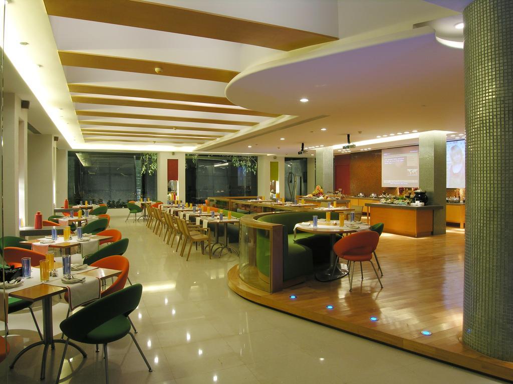Taj Chandīgarh Exteriör bild The interior of the restaurant