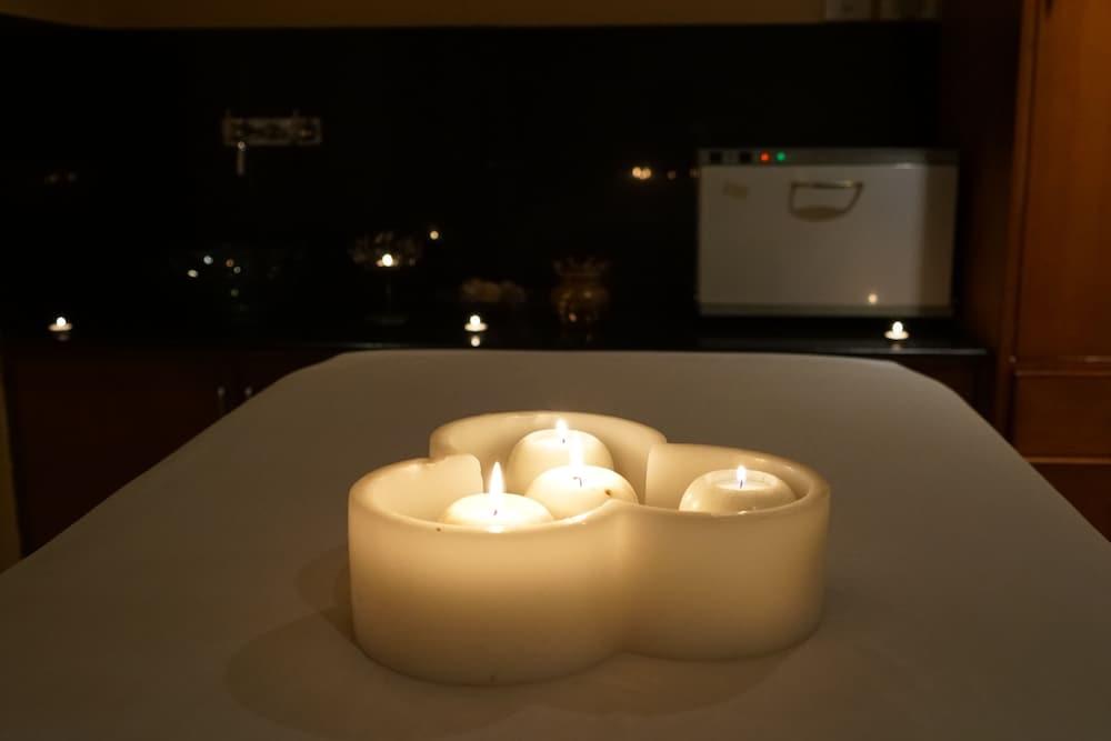 Taj Chandīgarh Exteriör bild A massage table with candles