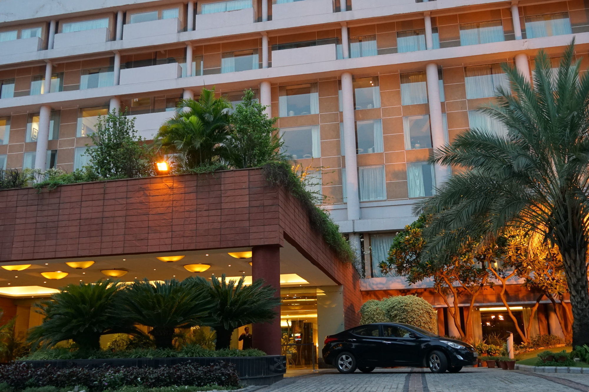 Taj Chandīgarh Exteriör bild The hotel's entrance